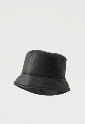 Sort bucket hat lavet af struktureret stof, med en synlig skygge og et diskret cK-logo på siden.