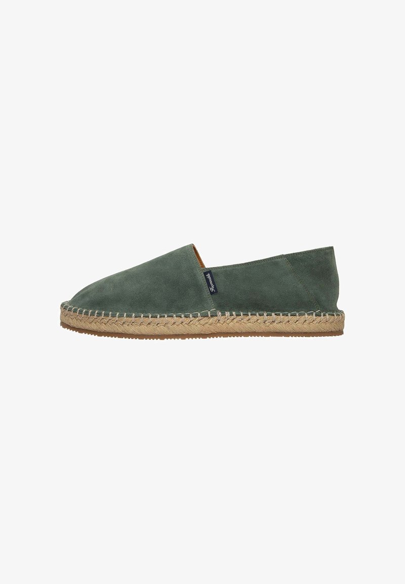 Espadrillas in suede verde con punta arrotondata piatta e suola in juta intrecciata. Presentano un bordo cucito e una piccola etichetta del marchio.