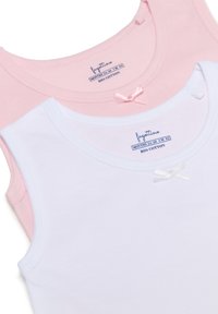 Zwei Tanktops, eines in Pink und eines in Weiß, aus Bio-Baumwolle. Jedes hat einen runden Ausschnitt und ein kleines Schleifen-Detail auf der Vorderseite.
