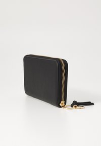 Billetera de cuero negro con un cierre de oro, forma rectangular, acentuada con un llavero y un fleco de un lado para mayor funcionalidad.