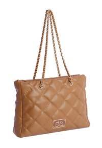 Bolso tote marrón acolchado con asas de cadena dorada, con una placa rectangular de logo y una textura suave y brillante.