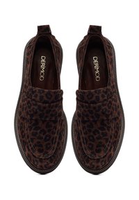 Mocassini in suede con stampa leopardata, punta arrotondata, soletta imbottita, accenti elastici laterali e suola in gomma testurizzata. Marchio "DERMOD" visibile.