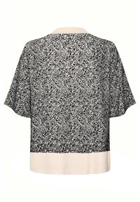 Zwart-wit bloemenpatroon top met korte mouwen, met een effen lichtgekleurde onderrand en een gestructureerd stofontwerp.