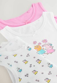 Drei Kindertanktops: eines in Pink mit Spitzenrand, eines in Weiß mit Charakterdruck und eines in Weiß mit floralem und tierischem Muster.