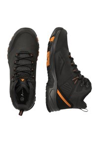Bottes de randonnée noires avec des accents orange, présentant une tige texturée, un embout renforcé et une semelle en caoutchouc durable. Lacets et détails de support inclus.