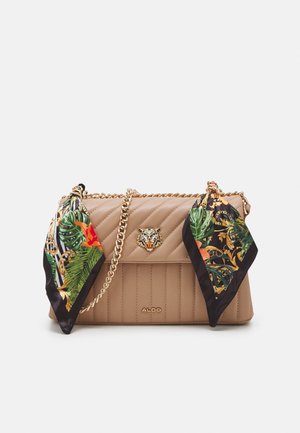 Sac à main matelassé beige avec bandoulière chaîne dorée, emblème tête de tigre, logo ALDO, et deux foulards colorés à motifs attachés de chaque côté.