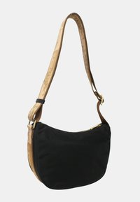 Borsa a forma di mezzaluna nera con zip superiore e tracolla regolabile, caratterizzata da un motivo di mappa del mondo beige.