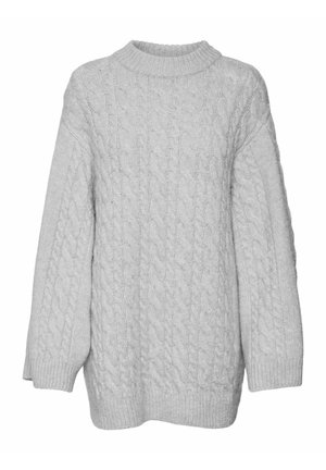Pull en maille torsadée gris clair avec un col haut, coupe oversized et manches longues. Poignets et ourlet côtelés ajoutent de la texture et du détail.