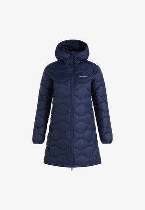 Marineblauwe gewatteerde jas met een capuchon, voorzien van een gestikt patroon, een ritssluiting aan de voorkant en twee zijzakken, gemaakt van lichtgewicht, waterafstotend materiaal.