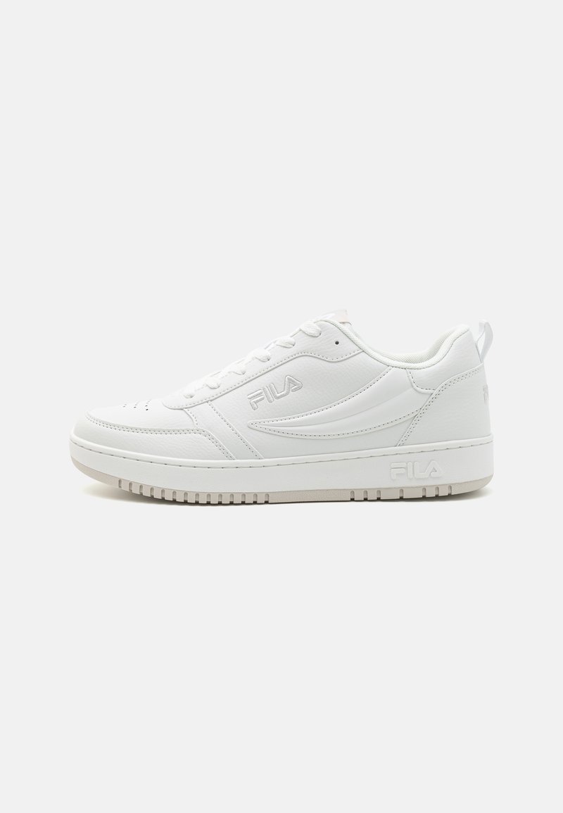 Des sneakers en cuir blanc, au design bas, avec des panneaux texturés et une semelle en caoutchouc. Les caractéristiques incluent un logo et des lacets plats.