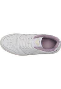 Hvide sneakers med struktureret læder, perforeret tåhætte og en lilla plysforing. Har flade hvide snørebånd og prægede detaljer på siden.