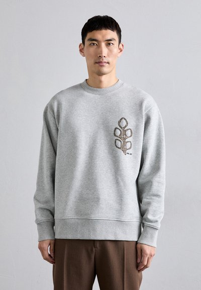 Grauer Hoodie mit gerippten Bündchen und Saum, der ein gesticktes abstraktes Pflanzenmuster auf der linken Brust zeigt. Weicher, strukturierter Stoff.