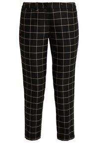 Czarne spodnie w kratkę o wąskim kroju, z jasnoszarym wzorem w kratę, z dopasowaną talią i gładką fakturą materiału.