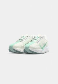 Lichte hardloopschoenen in wit en mintgroen, met een ademende mesh bovenkant, gevoerde zool en een getextureerde rubberen buitenzool voor grip.