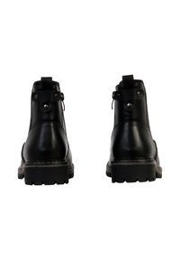 Zwarte leren enkelboots met een gladde afwerking, ronde neus en robuuste rubberen zool. Voorzien van een achterste trekband en zilveren hardwareaccenten.