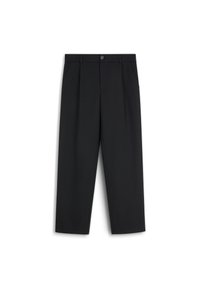 Czarne spodnie o prostym kroju nogawek, wykonane z gładkiej tkaniny. Posiadają zapięcie na guzik, przednie zakładki i boczne kieszenie.