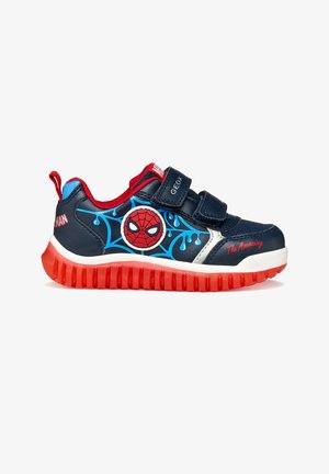 Sneakers blu marina con accenti rossi, con un design di Spider-Man e grafiche di ragnatela blu. Chiusura con due cinturini in velcro regolabili.