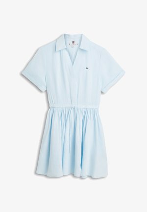 Φόρεμα κοντό μανίκι σε ανοιχτό μπλε χρώμα με γιακά, ελαστική μέση με κορδόνι και μικρό λογότυπο στο στήθος, εμφανισμένο σε λευκό φόντο.