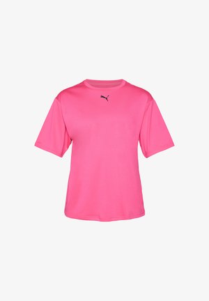 Camiseta de manga corta rosa hecha de material suave, con un logo negro de Puma en el pecho, ajuste holgado y textura lisa.