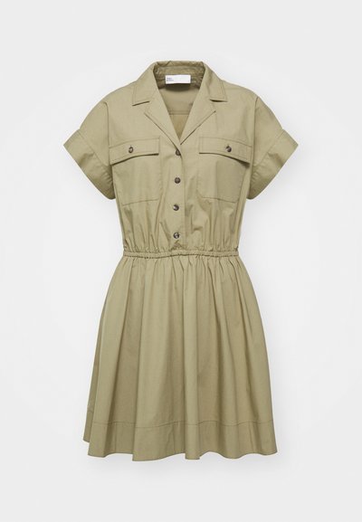 Khakifarbenes kurzärmliges Kleid mit Kragen, Knopfverschluss, elastischem Bund und zwei Brusttaschen. Glattes Material und ausgestellter Saum.