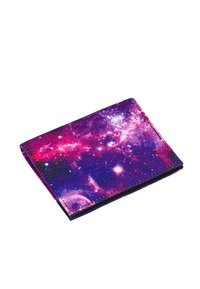 Portafoglio in tessuto con un vivace motivo galattico viola e rosa, punteggiato di stelle, una texture liscia e forma rettangolare.