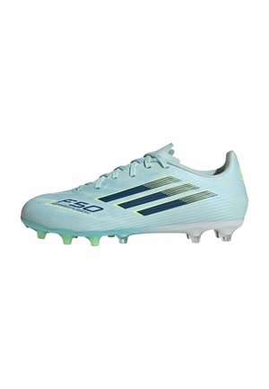 Chaussure de football Adidas F50 bleu clair avec des rayures noires, des lacets et une semelle cloutée conçue pour jouer sur terrain ferme.