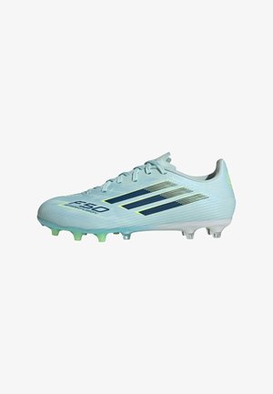 Chaussure de football Adidas F50 bleu clair avec des rayures noires, des lacets et une semelle cloutée conçue pour jouer sur terrain ferme.