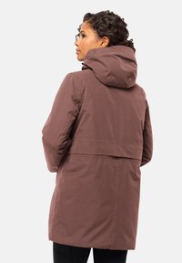 Bruine geïsoleerde jas met een capuchon, met een gladde textuur en een nauwsluitend ontwerp in de taille. Zichtbare stiksels en een iets langere achterkant.