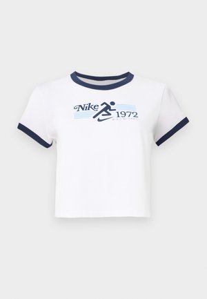 Biely bavlnený crop top s navy modrým rebrovaným výstrihom a manžetami na rukávoch. Predná grafika zobrazuje "Nike 1972" a bežiacu postavu.