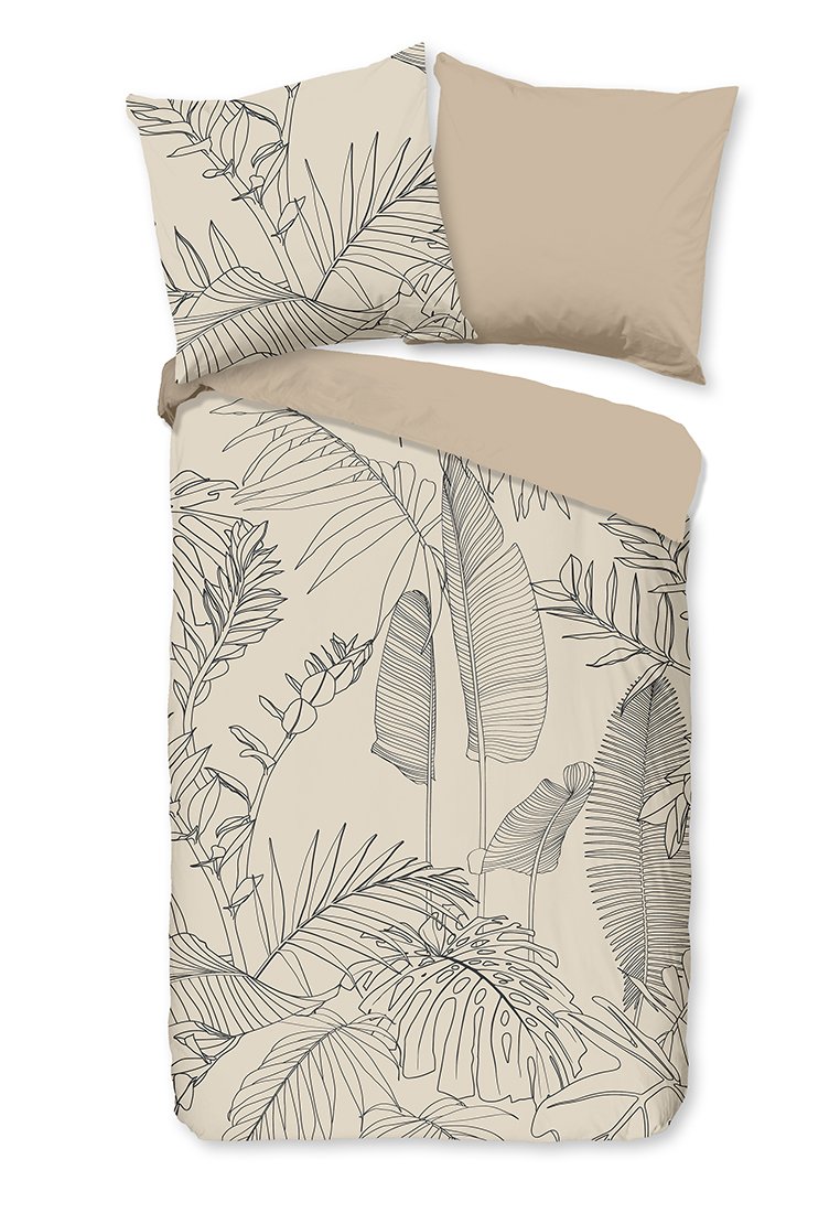 Bettwäsche-Set aus beigem Stoff, mit schwarz umrandeten tropischen Blättern und Pflanzen, kombiniert mit einfarbigen beige Kissenbezügen.