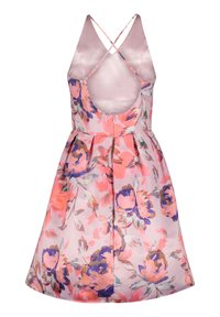Robe sans manches avec bretelles croisées et dos ouvert, en tissu rose avec un grand motif floral aux tons violet, pêche et vert.