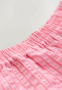 Roze elastische tailleband met verticale streepjes; textuurstof met een zachte afwerking, met een geraffineerd ontwerp voor extra rek.