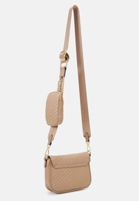 Borsa a tracolla trapuntata beige con pochette mini staccabile; hardware dorato; tracolla regolabile; forma rettangolare con motivo a zigzag.
