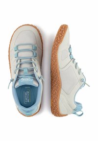 Lichtgrijze sportschoenen met een ademend mesh bovenwerk, blauwe accenten, elastische veters en een getextureerde bruine rubbersole.