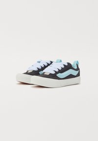 Sorte lerret sneakers med lyseblå detaljer og hvite snørebånd. Har en hvit gummisåle og signatur bølgete sidestripe-design.