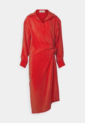 Rochie roșie cu un guler ascuțit, mâneci lungi cu capete manșetă și un detaliu legat în talie. Fabricată dintr-un material texturat.