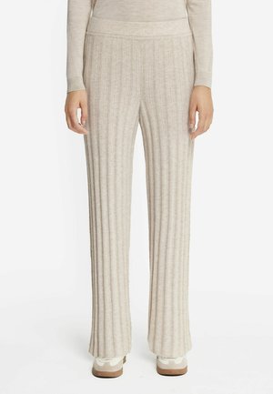 - Spodnie materiałowe