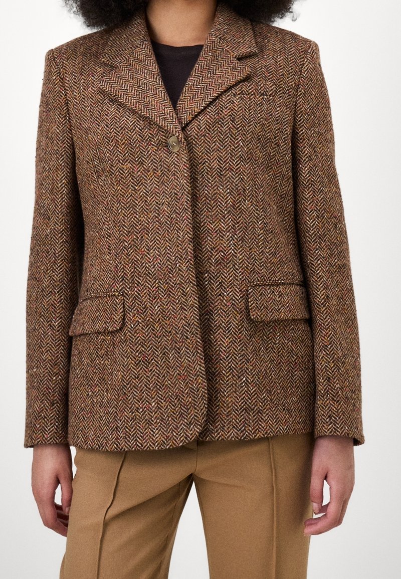 Brun herringbone-blazer i strukturerad tyg, med slagkrage, en knapp och två framfickor.