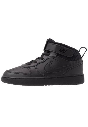 Juodi vidutiniai sportbačiai, pagaminti iš dirbtinės odos su tinklinėmis detalėmis. Yra raišteliai priekyje ir lipnus dirželis, užtikrinantis tvirtą prigludimą.