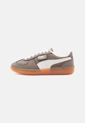 Lavtop brun Puma Palermo sneaker med hvid sidestribe, hvide snørebånd, polstret krave og gennemsigtig gummisål.