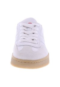 Sneaker bianco con pannelli in suede e pelle, caratterizzato da un design con lacci, suola in gomma testurizzata e dettagli di branding sottili.