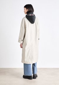 Barbour ALEXA NATALIE TRENCH COAT - Casaco impermeável - mist/dress stewart