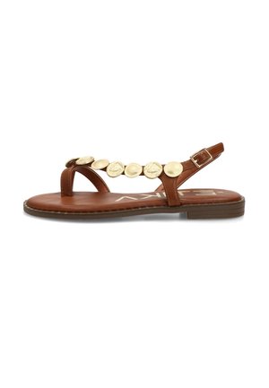 Sandalia plana marrón con adornos en forma de monedas doradas, una correa para el dedo y una hebilla ajustable en el tobillo.