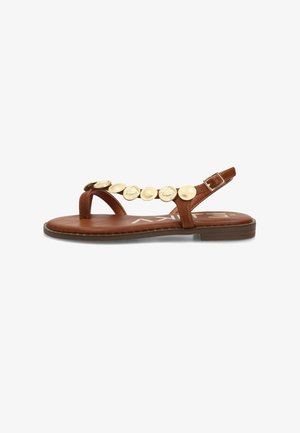 Sandalia plana marrón con adornos en forma de monedas doradas, una correa para el dedo y una hebilla ajustable en el tobillo.