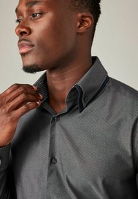 Next TEXTURED TRIMMED REGULAR FIT SINGLE CUFF - Camisa - grey double collar