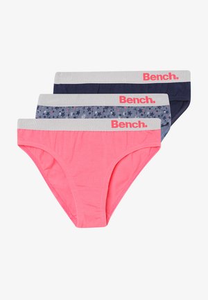 Trois paires de culottes pour femmes : une rose, une bleu foncé et une à motifs d'étoiles sur fond gris. Toutes ont des ceintures élastiques grises avec le logo "Bench.".