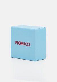 Lyseblå rektangulær boks med en glatt tekstur og en rød "FIORUCCI"-logo på forsiden, med avrundede kanter og lokk som kan foldes over.