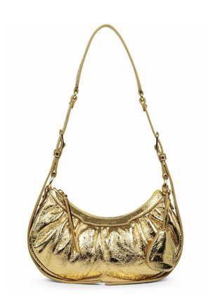 Un sac à main métallique doré avec une forme arrondie, un design plissé et une pochette zippée détachable. Il dispose d'une bandoulière fine et d'une texture lisse.