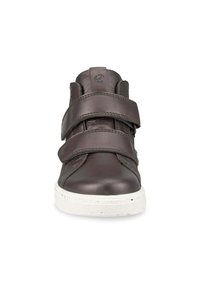 Scarpa alta in pelle marrone con due cinturini in velcro, suola in gomma bianca e texture liscia. Presenta un logo sulla linguetta.