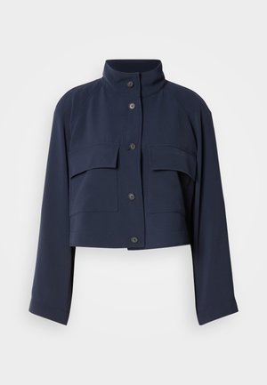 Veste courte bleu marine avec manches longues, col montant, fermeture avant à boutons et deux grandes poches à rabat sur la poitrine.